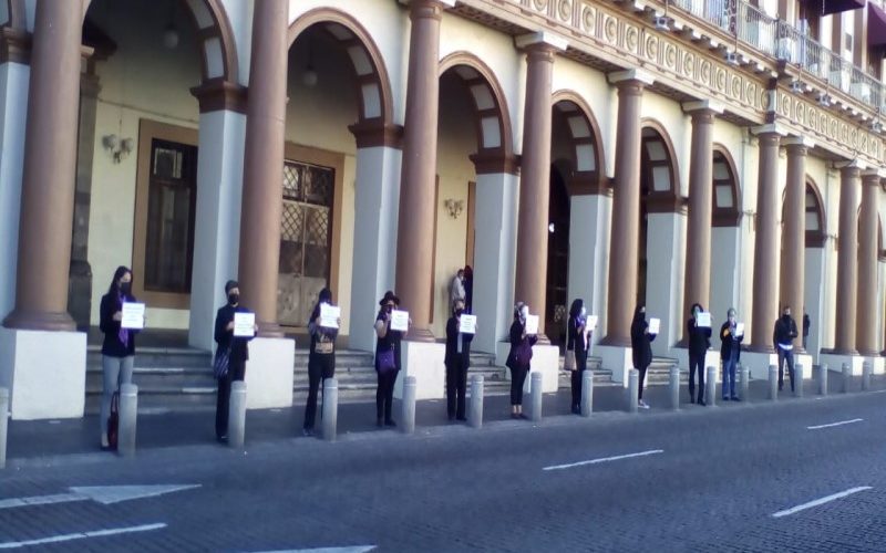 En el marco del Día Internacional por la Eliminación de la Violencia contra las Mujeres, integrantes del colectivo Marea Verde llevaron a cabo una manifestación pacífica frente a Palacio de Gobierno.