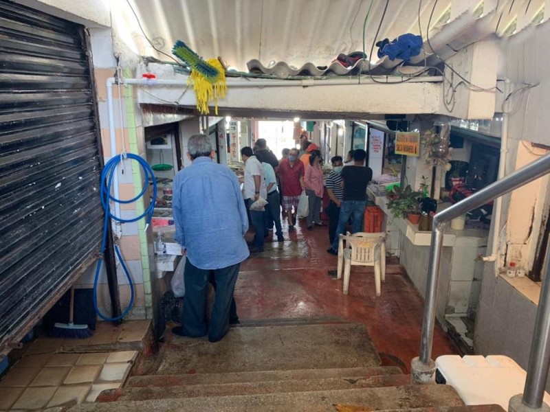 En Viernes Santo, decenas de personas acudieron al Mercado de Mariscos en  Coatzacoalcos - Sucesos Veracruz