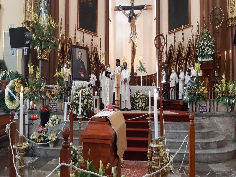 Domingo 08 de agosto, arribo del cuerpo del Arzobispo de Xalapa, Hipólito Reyes Larios a la Catedral Metropolitana de la Capital Veracruzana/Francisco de Luna